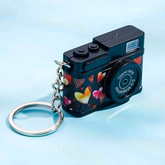 Heart Print Retro Digital Camera w/ Flash Keychain - Picture 6 of 12